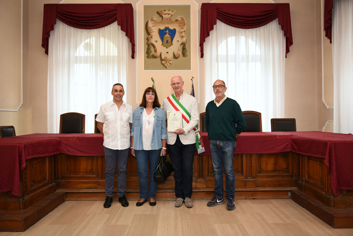 Turisti svizzeri per 66 volte ad Alassio: il sindaco li premia Turisti svizzeri per 66 volte ad Alassio: il sindaco li premia