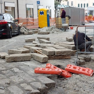 Savona, arrivati i basoli mancanti in via Astengo. Assessore Parodi: "A breve la riapertura del tratto"
