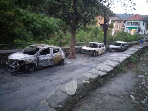 Albisola, incendio danneggia otto autovetture e una moto ad Ellera: vigili del fuoco mobilitati (FOTO e VIDEO) Albisola, incendio danneggia otto autovetture e una moto ad Ellera: vigili del fuoco mobilitati (FOTO e VIDEO)