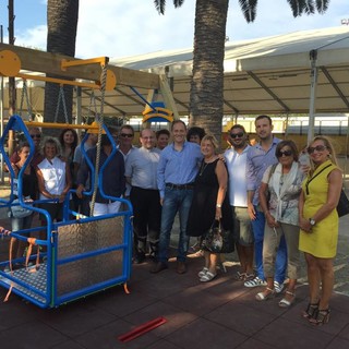 "Un piccolo gesto per far sorridere i bimbi più deboli insieme agli altri": inaugurata l'altalena per bambini disabili al Parco delle Farfalle di Andora