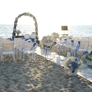 La spiaggia di Albisola allestita per un matrimonio