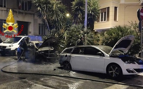 Auto a fuoco in piazza Brennero, arrestati mandante ed esecutore: dietro al rogo una "ripicca" economica