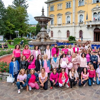 La tradizionale "Foto delle donne di Alassio per Airc" apre l'edizione 2024 di "Alassio in rosa per Alessia"