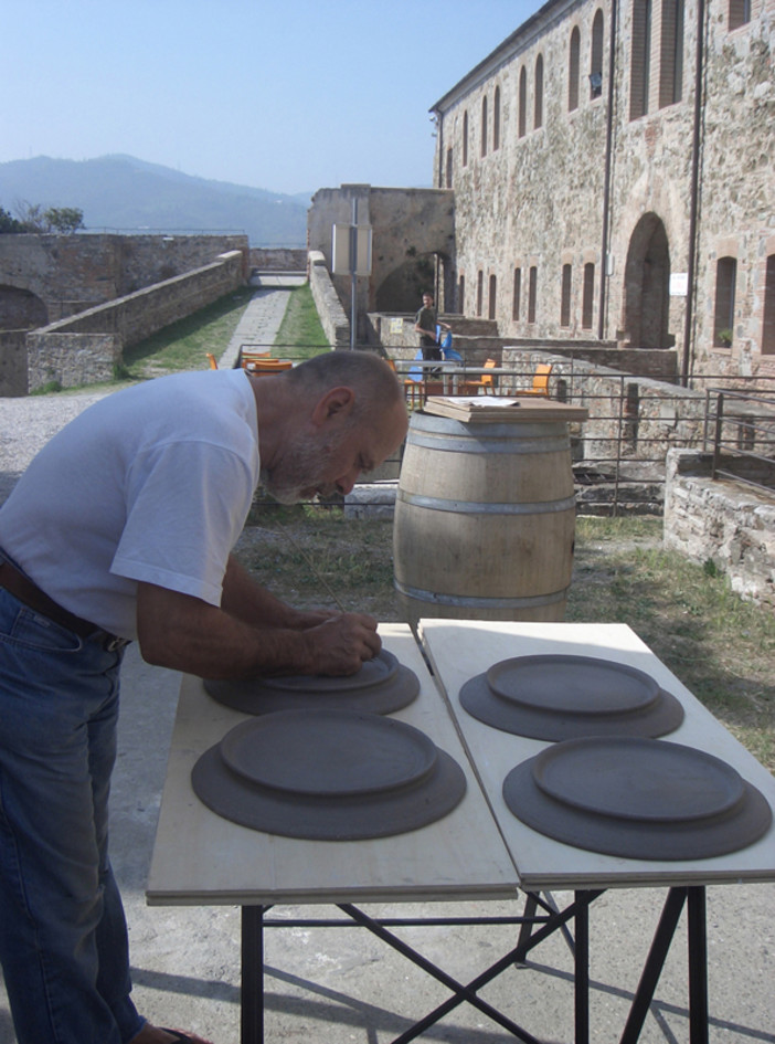 Albissola: sflilata di artisti al Festival della Maiolica