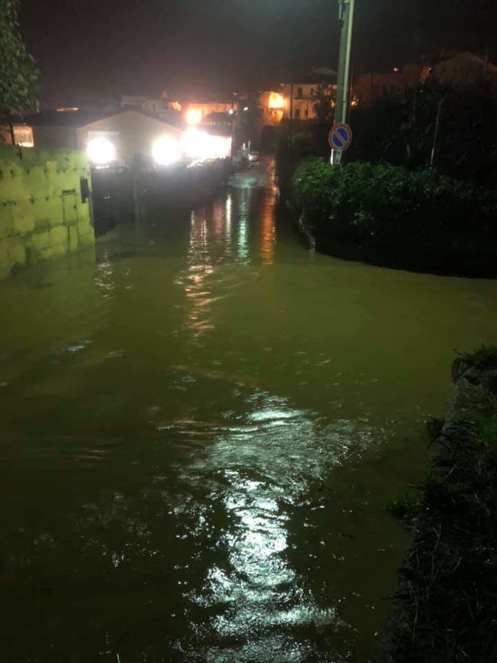 Pioggia e fulmini squarciano la notte: un violento temporale ha colpito il savonese Pioggia e fulmini squarciano la notte: un violento temporale ha colpito il savonese