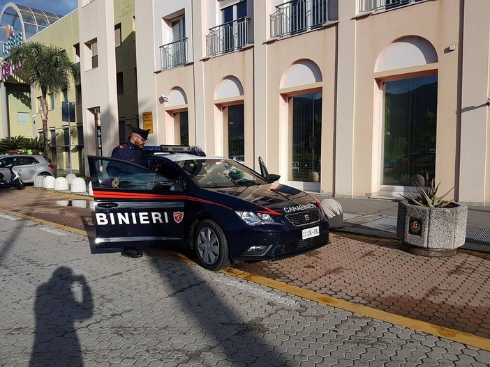Ladro prende di mira un'anziana in un supermercato. Incastrato dai carabinieri di Albenga