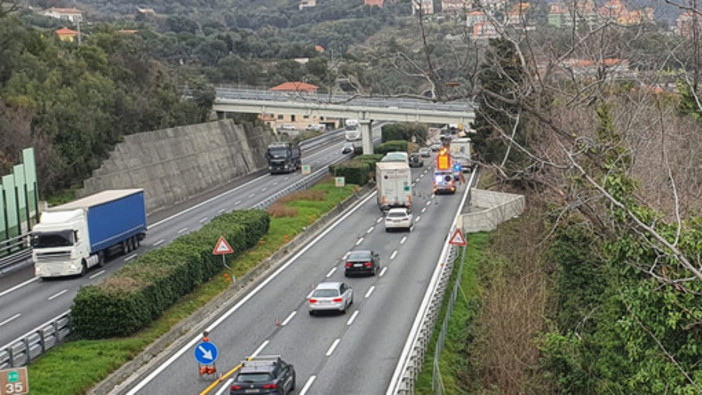 Forte vento sulla A10 Genova-Savona: divieto di transito a telonati, furgonati e caravan