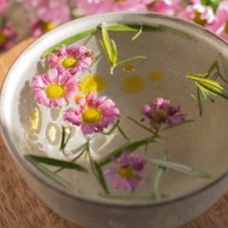 L'Acqua di San Giovanni: fiori ed erbe per un rito benefico ricco di significato