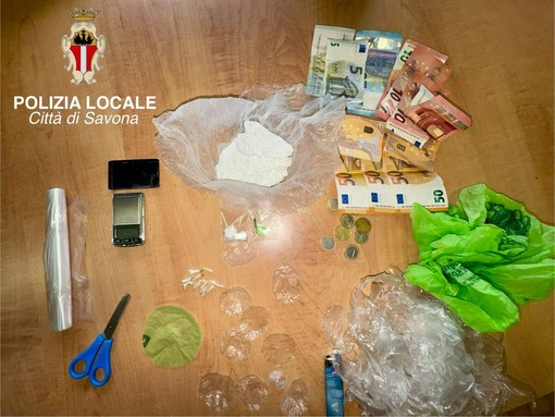 Sorpreso a cedere droga in città, a casa aveva oltre un etto di cocaina: arrestato un 20enne Sorpreso a cedere droga in città, a casa aveva oltre un etto di cocaina: arrestato un 20enne