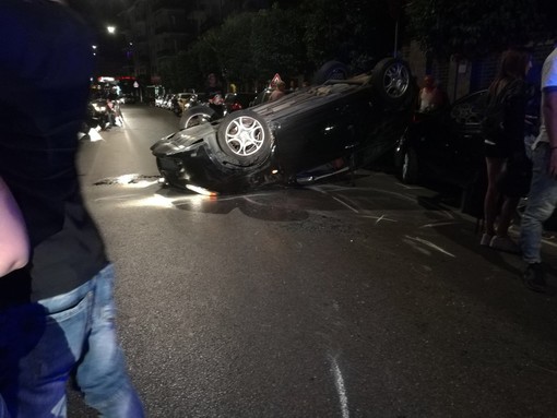 Alassio, auto si cappotta in via Privata Londra Alassio, auto si cappotta in via Privata Londra