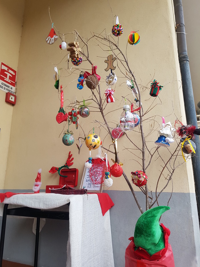 Albenga, un albero di Natale green per il nido d'infanzia "Girotondo" e la ludoteca inglese "Joyland" Albenga, un albero di Natale green per il nido d'infanzia "Girotondo" e la ludoteca inglese "Joyland"