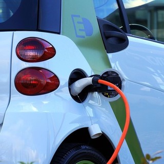 Finale, trovato l'accordo tra Amministrazione e fornitore: ecco due nuove colonnine per la ricarica di auto elettriche