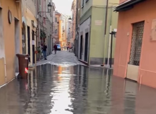 Albissola, si allagano alcune attività in via Repetto. Sindaco Nasuti: "Nel pomeriggio proveremo ad aprire la barra del rio" Albissola, si allagano alcune attività in via Repetto. Sindaco Nasuti: "Nel pomeriggio proveremo ad aprire la barra del rio"