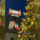 Albenga illumina il Natale, su una torre l'opera di una verità che non si può ignorare Albenga illumina il Natale, su una torre l'opera di una verità che non si può ignorare