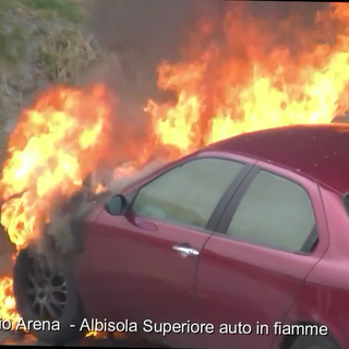Auto in fiamme ad Albissola: sul posto i vigili del fuoco (VIDEO)