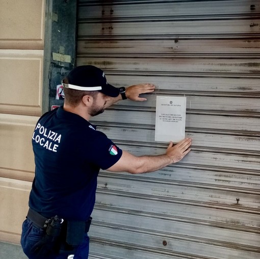 Alcol a minorenni, il locale sanzionato a Loano è un minimarket: stop all'attività per 15 giorni