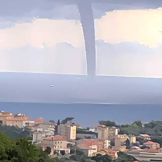 Varazze, misteriosa sfera luminosa durante una tromba marina: l’indagine di ARIA