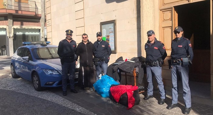 Alassio, abbigliamento falso sequestrato dalla Polizia di Stato e donato alla Parrocchia dei Frati Cappuccini (FOTO)