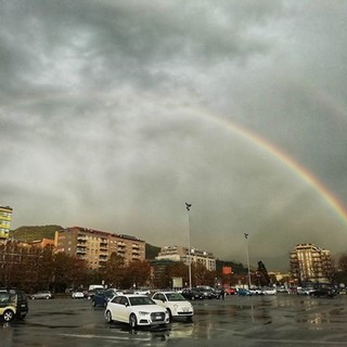 Arcobaleno 'urbano' a Savona: le foto di una nostra lettrice
