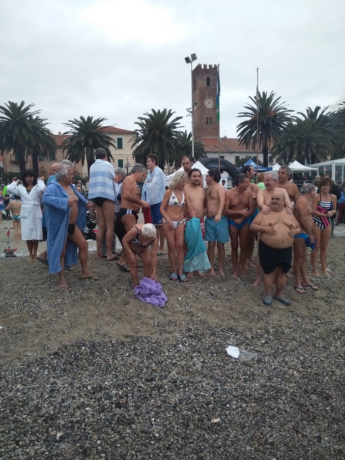 A Noli una storia di amore tra i tuffi: successo per il Cimento ed il triathlon A Noli una storia di amore tra i tuffi: successo per il Cimento ed il triathlon