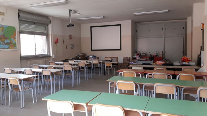 Andora, terminato in 48 ore il trasloco e l’allestimento delle classi per i 430 studenti delle scuole inagibili (FOTO)
