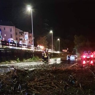 Auto bloccata in un guado ad Albisola Superiore: soccorsi mobilitati (FOTO)