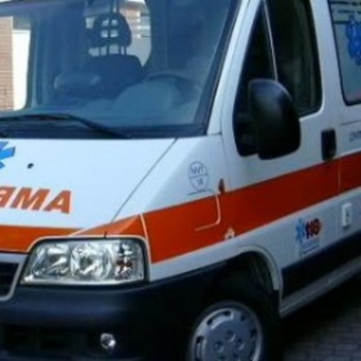 Albenga:uomo di 71 anni inciampa in un tombino e cade per strada