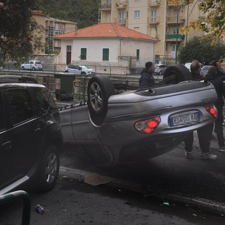Auto si ribalta a Finalpia: conducente in codice giallo al Santa Corona