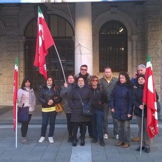 Savona: addetti alle pulizie del Comune in protesta in Piazza Sisto Savona: addetti alle pulizie del Comune in protesta in Piazza Sisto