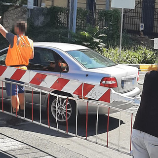 Loano, ancora attimi di panico al passaggio a livello di via Stella. Ma fortunatamente senza feriti