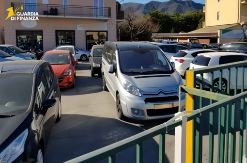 Albenga, concessionario d’auto nei guai: la Finanza scopre evasione milionaria e sequestra 22 automezzi
