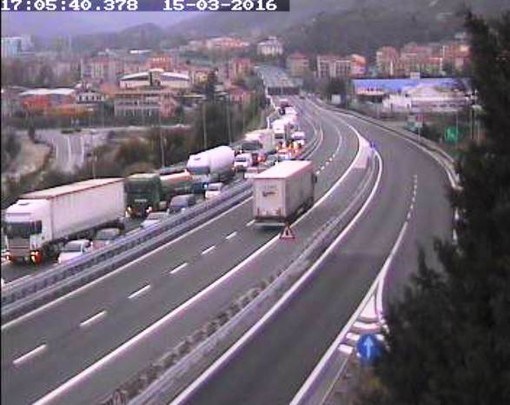 Incidente tra Savona e Albisola sulla A10, traffico in tilt: negato l'accesso ai mezzi pesanti