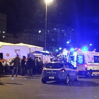 Aggressione a Savona in Piazza del Popolo: giovane colpito alla testa con il calcio di una pistola, in codice rosso al San Paolo