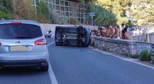 Auto si cappotta tra Finale e Varigotti nei pressi del porto: un codice giallo al Santa Corona (FOTO) Auto si cappotta tra Finale e Varigotti nei pressi del porto: un codice giallo al Santa Corona (FOTO)