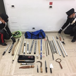 Coltelli, spranghe e mazze rivenuti all'interno dello Stadio Riva di Albenga