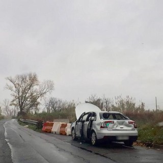 Albenga: auto abbandonata in via al Molino, domani la rimozione da parte della polizia locale