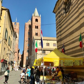 Albenga "invasa" dai turisti in occasione del ponte del 25 Aprile (FOTO)