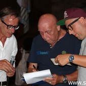 Senzaprontosoccorsosimuore, l’Albenga Calcio presenta la squadra, il presidente Marinelli sul palco firma la petizione con il sindaco Tomatis