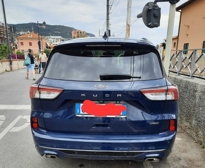 Pietra, c'è un'auto parcheggiata nel passaggio a livello: traffico ferroviario in tilt per 40'