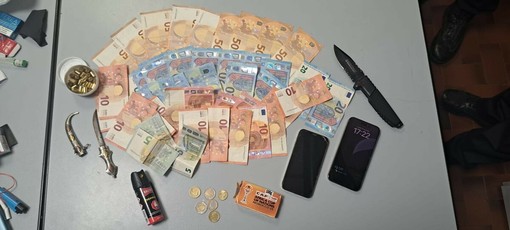 Spaccio a Finale Ligure, arrestato un 23enne: aveva con sé hashish, due coltelli, proiettili e spray urticante