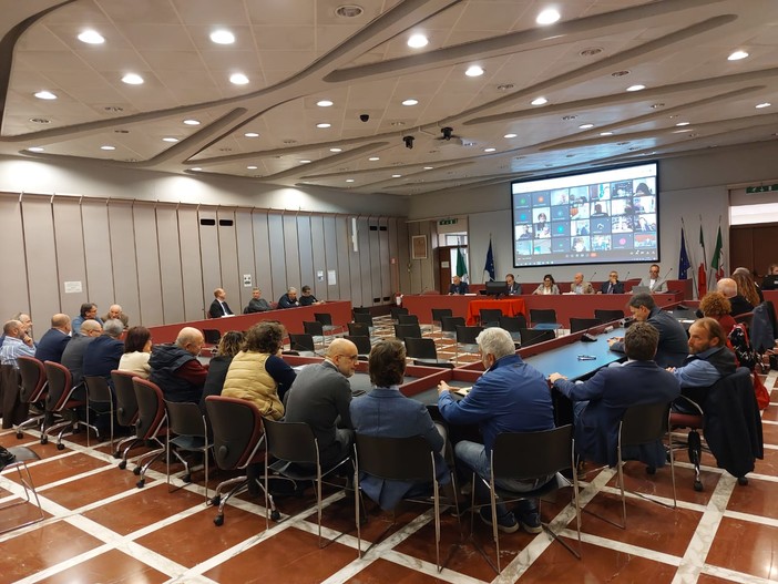 Ato unico dei rifiuti, i sindaci votano a favore ma non mancano i problemi: "Cosa andremo a dire ai cittadini?"