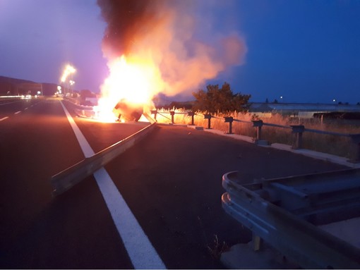 Auto sbatte contro il guardrail e prende fuoco: incidente sulla A10 tra Albenga e Borghetto (FOTO) Auto sbatte contro il guardrail e prende fuoco: incidente sulla A10 tra Albenga e Borghetto (FOTO)