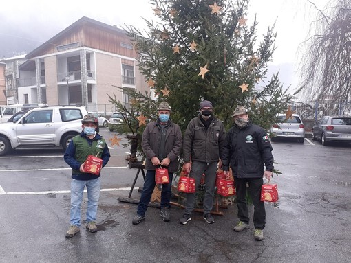 Un panettone agli ultranovantenni del paese: la tradizionale iniziativa del gruppo Alpini di Calizzano Un panettone agli ultranovantenni del paese: la tradizionale iniziativa del gruppo Alpini di Calizzano