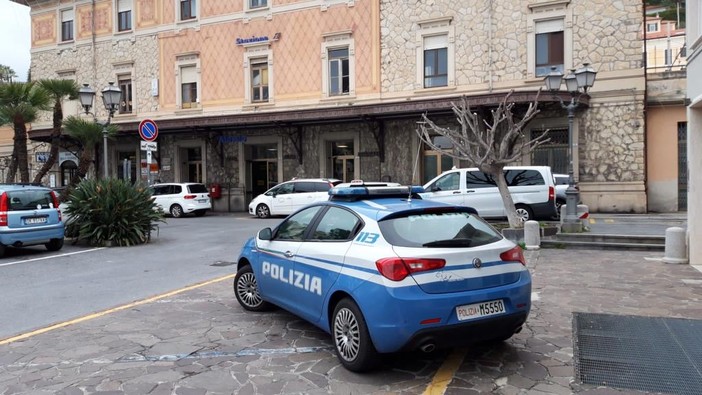 Alassio, vede i poliziotti e fugge: arrestato 44enne con ordine di cattura per maltrattamenti in famiglia Alassio, vede i poliziotti e fugge: arrestato 44enne con ordine di cattura per maltrattamenti in famiglia