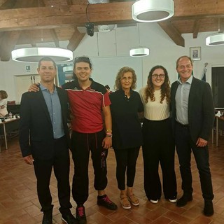 In foto da sinistra, il vice sindaco Daniele Martino, Gastone e Silvia Franchelli, fratello e mamma di Rachele, l'amica Celeste Barbera e il sindaco Mauro Demichelis In foto da sinistra, il vice sindaco Daniele Martino, Gastone e Silvia Franchelli, fratello e mamma di Rachele, l'amica Celeste Barbera e il sindaco Mauro Demichelis