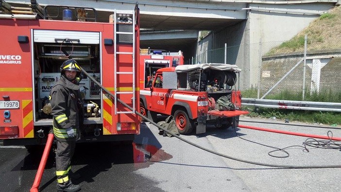 Brucia alcune sterpaglie: incendio in prossimità del casello di Albenga