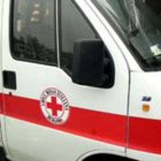 Savona, cade in moto e si ferisce ad una caviglia