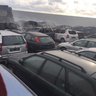Auto in fiamme nel porto di Savona durante la mareggiata: è stato un incidente