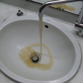 Cairo, acqua marrone dai rubinetti: il tam tam corre su Facebook