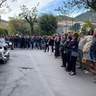 L'abbraccio commosso di parenti e amici per l'ultimo saluto a Nicolò Trifoglio L'abbraccio commosso di parenti e amici per l'ultimo saluto a Nicolò Trifoglio